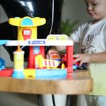 Kind spielt mit Parkhaus für Spielzeugautos