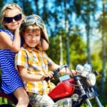 Kinder auf einem Kindermotorrad