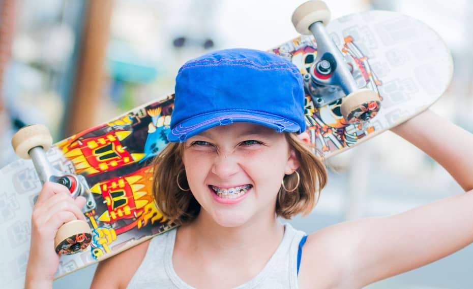 Mädchen mit Skateboard