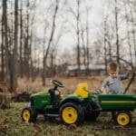 Kinder-Traktor mit Anhänger
