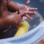 Babywannen Test & Ratgeber|Babywanne Test|Wickelauflage Testsieger|Mutter mit Baby beim baden|Babywanne Test und Baby baden Ratgeber