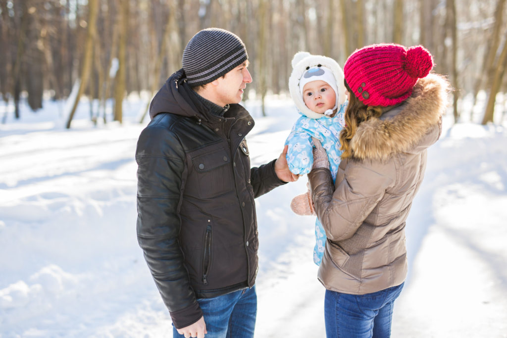 Der Winterurlaub mit dem Baby macht allen Spaß.