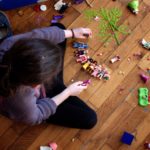 Mädchen spielt mit Playmobil