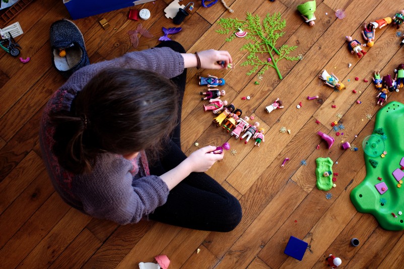 Mädchen spielt mit Playmobil