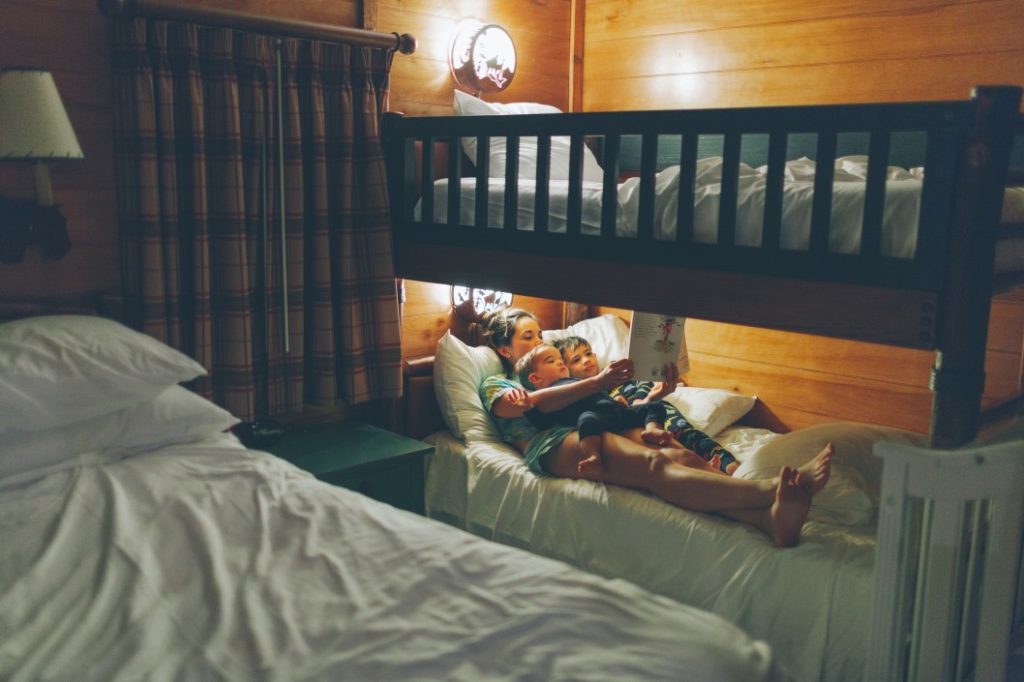 Sicherheit im Kinderbett – keine Kompromisse eingehen|Mädchen Kinderzimmer|Kind in Bettdecke|