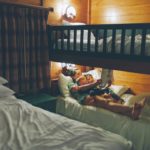 Sicherheit im Kinderbett – keine Kompromisse eingehen|Mädchen Kinderzimmer|Kind in Bettdecke|