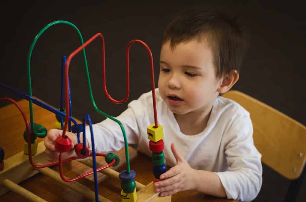 Spielzeuge für Kinder den Fähigkeiten entsprechend! - Kind und Spiel