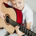 kleiner Junge spielt Gitarre