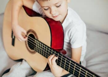 kleiner Junge spielt Gitarre