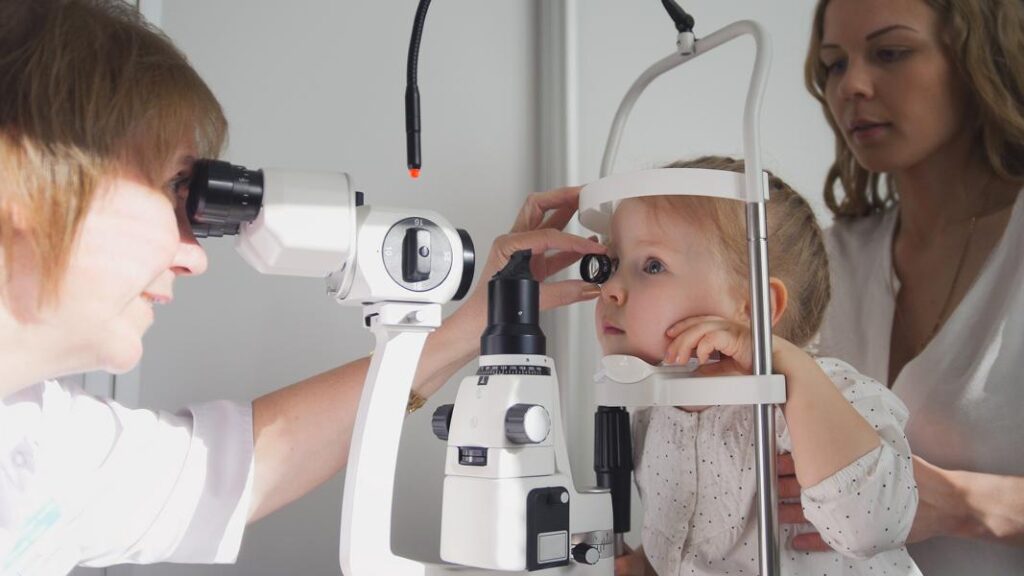 Kleinkind beim Augenarzt